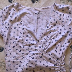 Hollister blue floral baby tee with cinched string on side 💙